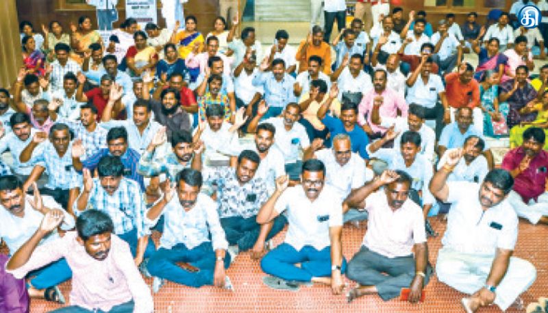 கலெக்டரின் தீர்வு செயலி திட்டத்திற்கு எதிர்ப்பு நாமக்கல்லில் வருவாய்த்துறை அலுவலர்கள் போராட்டம்