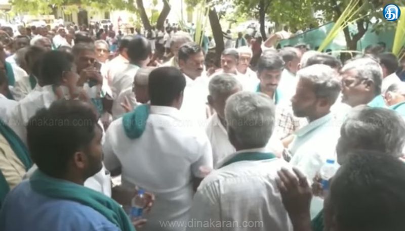 ஈரோடு காலிங்கராயன் கால்வாயில் நீர் திறக்கக் கோரி விவசாயிகள் காத்திருப்புப் போராட்டம்