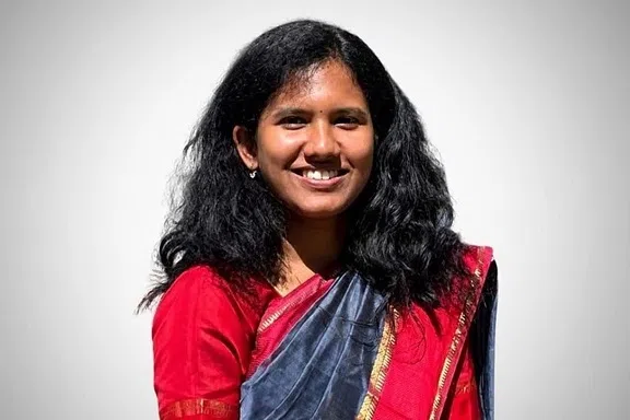 தமிழ்வழி பள்ளிப்படிப்பை முடித்து மணிப்பூரில் மாவட்ட ஆட்சியராகி சாதனை
