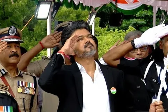முதன்முறையாக கோட்டை கொத்தளத்தில் தேசியக் கொடியை ஏற்றி வைத்தார் விஜய்