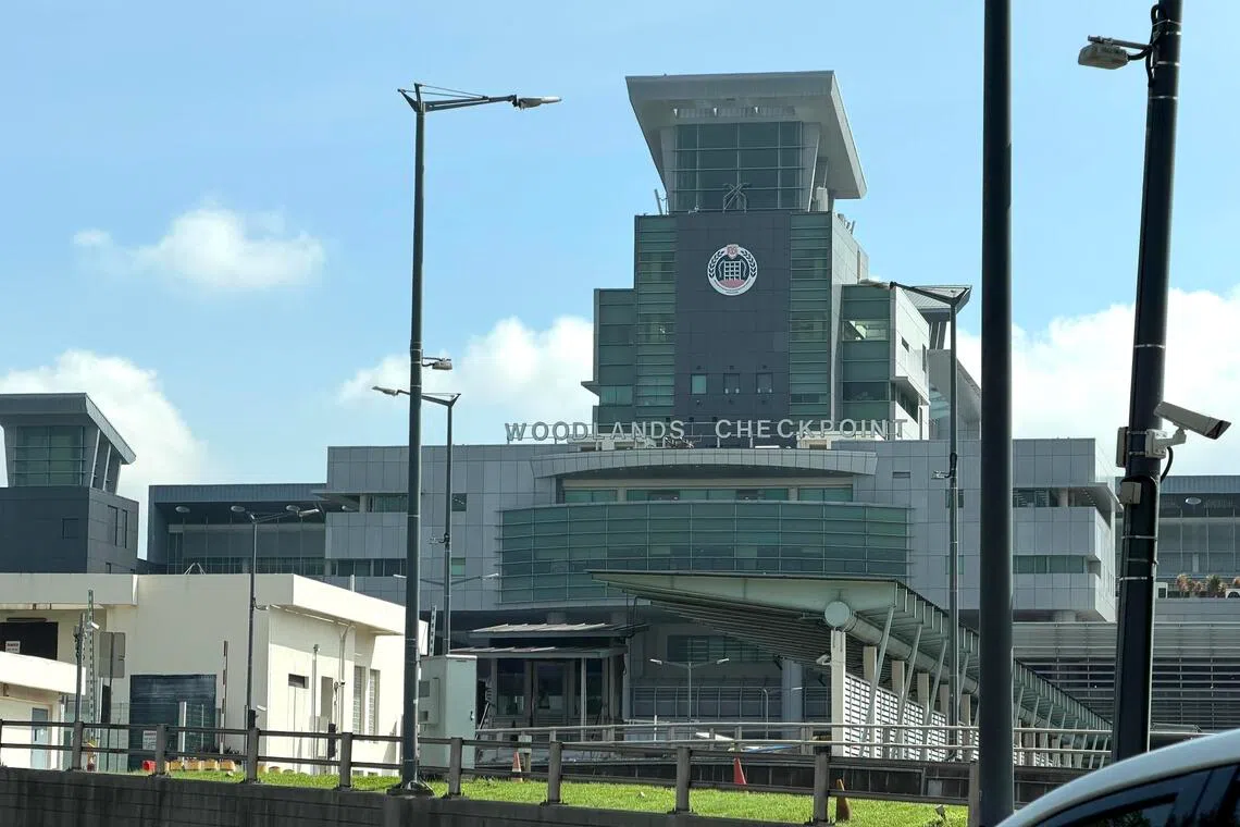 சக பயணிகளிடம் வெடிகுண்டு இருப்பதாகக் கூறிய 17 வயது இளையர் கைது, சிங்க‌ப்பூர் செய்திகள்