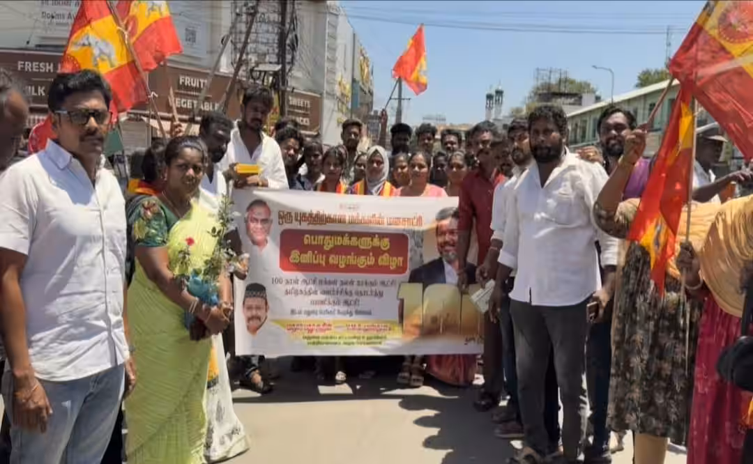 தமிழக வெற்றி கழக அரசு 100 நாள்: இனிப்பு, ரோஜாப்பூ வழங்கி கொண்டாடிய மதுரை தவெக தொண்டர்கள்