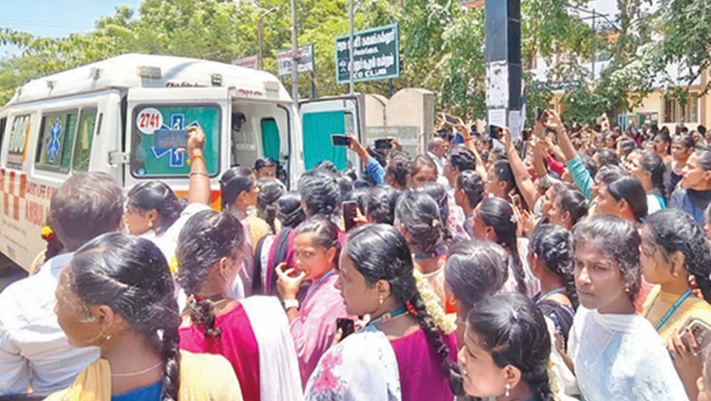 வகுப்பறை வேண்டி சிவகங்கை அரசுக் கல்லூரி மாணவிகள் போராட்டம்