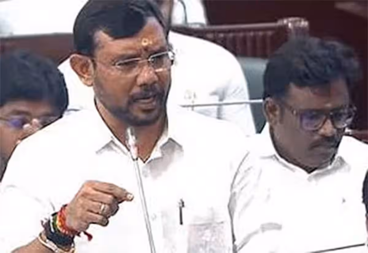  'நான் படித்தேன் காஞ்சியிலே நேற்று...' பாடிய அமைச்சரால் திமுக 'உர்ர்ர்'