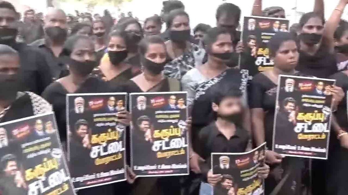 கருப்பு உடை அணிந்து தூய்மைப் பணியாளர்கள் போரா*ட்டம்!