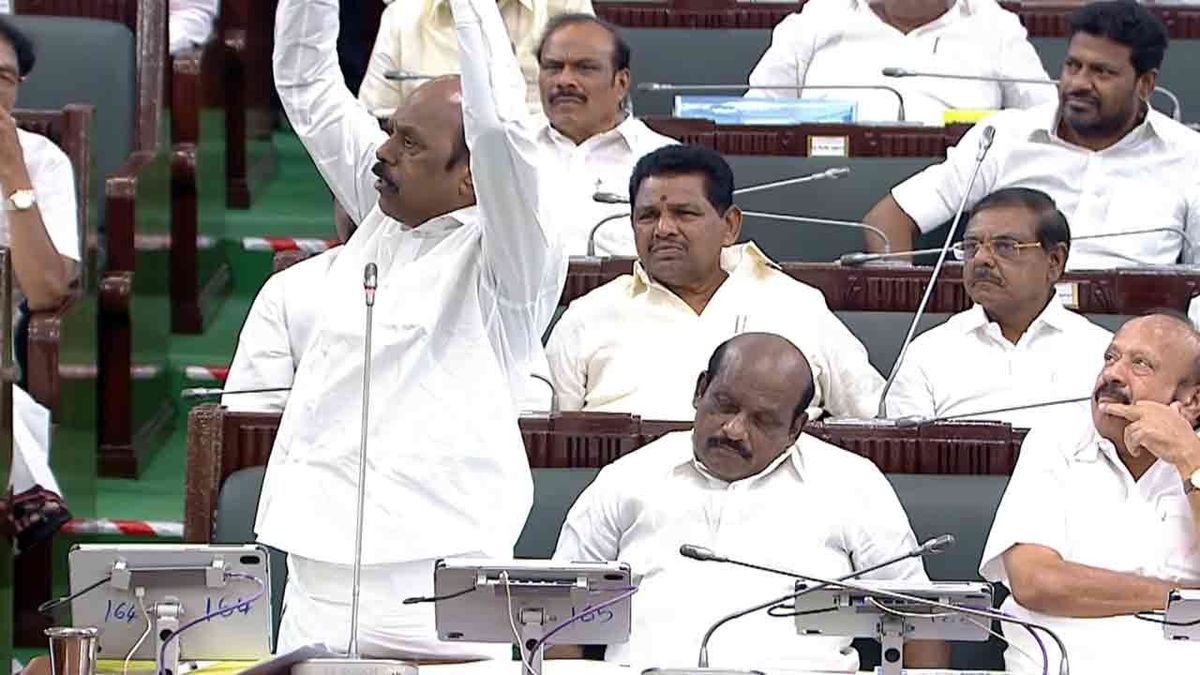“பெஞ்ச் மேல் ஏறி நின்னு கையை தூக்கி நின்னேன்...”
