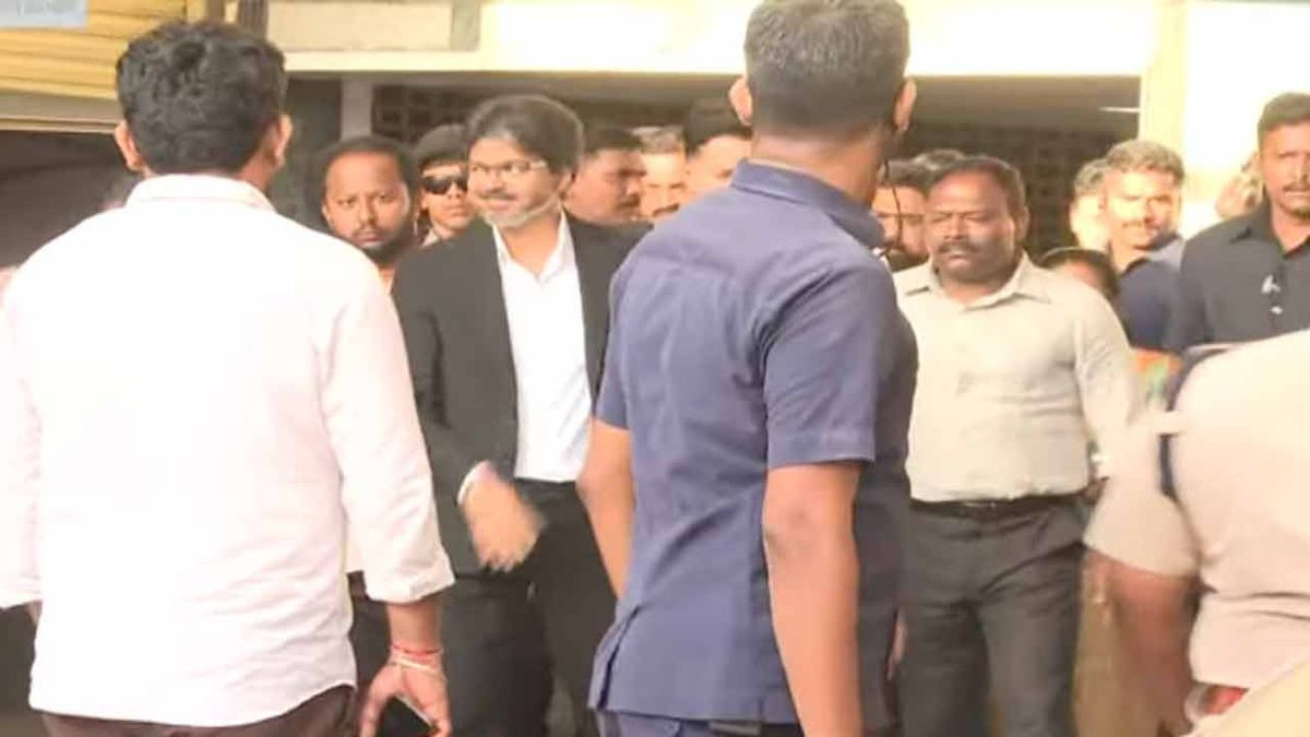 பாஸ்போர்ட் அலுவலகத்திற்கு வந்த விஜய்; அண்ணா சாலையில் திரண்ட மக்கள் கூட்டம்