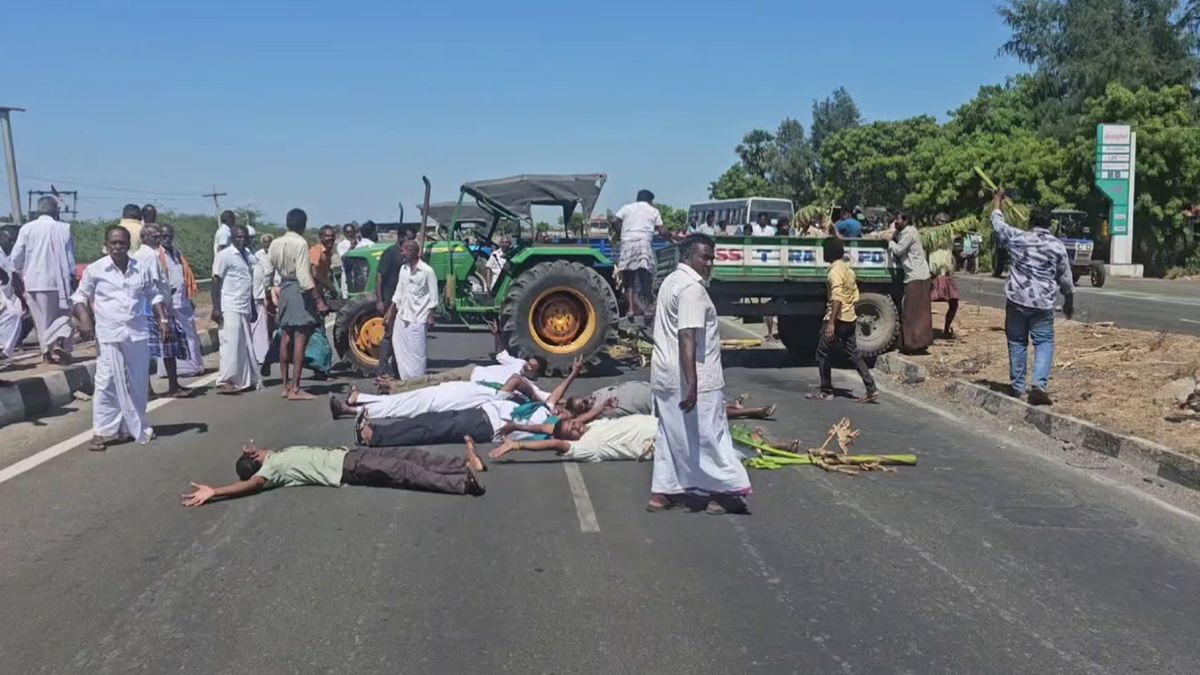 4 வழிச்சாலையின் குறுக்கே படுத்து, கருகிய வாழை மரங்களை சாலையில் வீசி விவசாயிகள் போராட்டம்