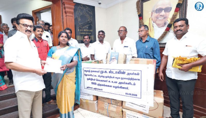 கல்லூரி, நூலகங்களுக்கு புத்தகங்கள் திமுக தலைவர் மு.க.ஸ்டாலின் வழங்கினார்