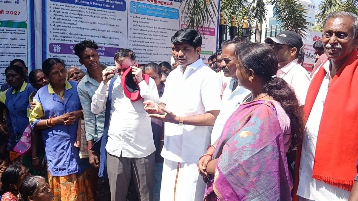 ”சட்டமன்றத்தில் எங்களுக்காக ஏன் குரல் கொடுக்கவில்லை?”; தவெக நிர்வாகியிடம் பணியாளர்கள் சரமாரி கேள்வி