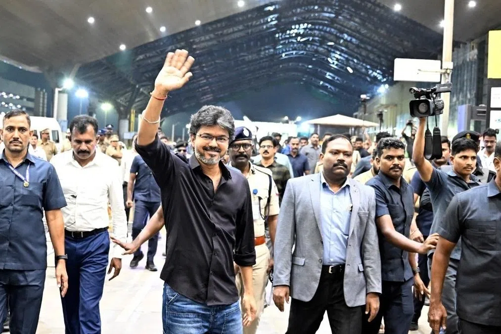 பிரிட்டன் சென்றடைந்தார் தமிழக முதல்வர் விஜய்: தமிழர்கள் உற்சாக வரவேற்பு