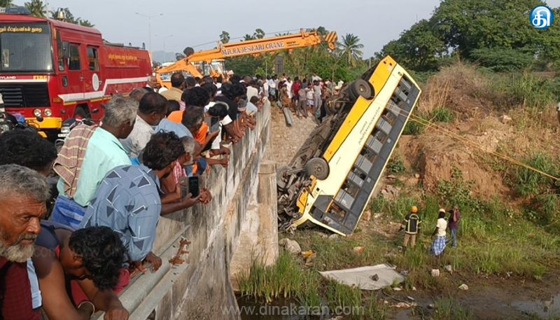 தென்காசி அருகே அரசுப் பேருந்து ஆற்றுக்குள் கவிழ்ந்து விபத்து: 30 பயணிகள் படுகாயம்