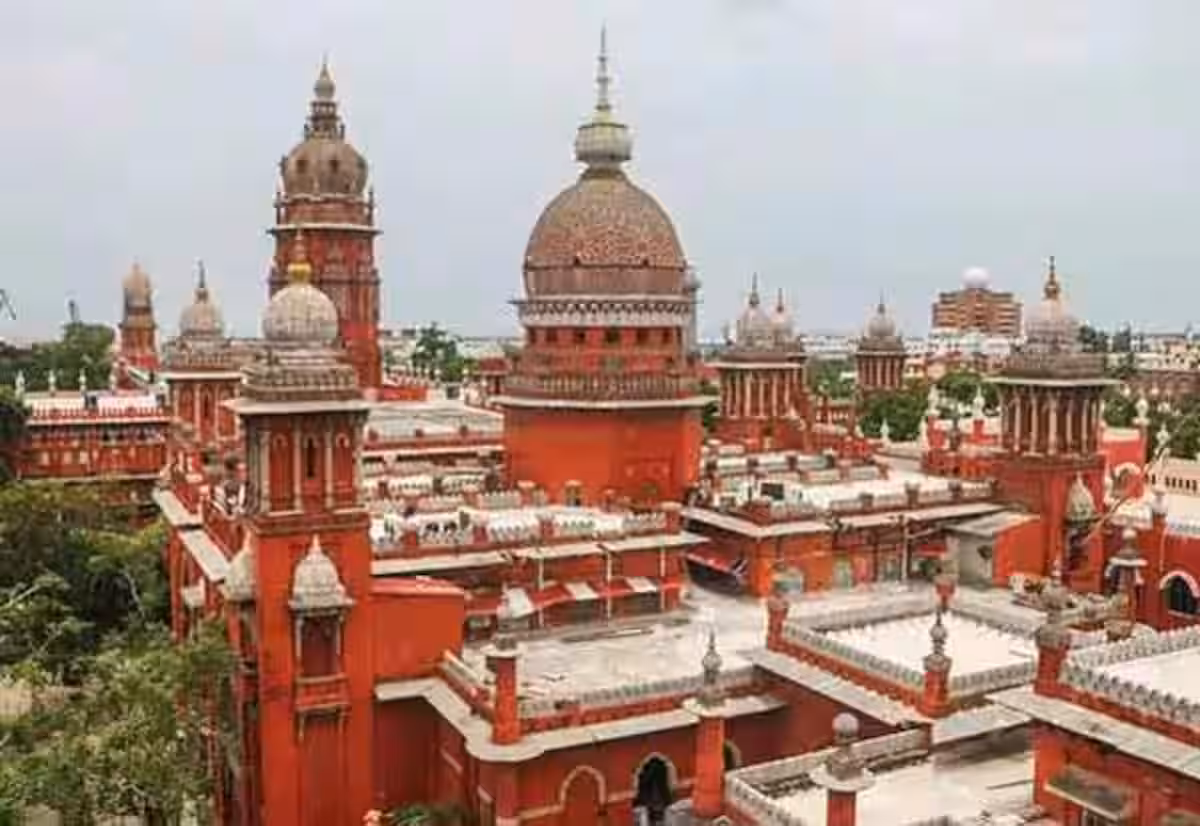 ராஜினாமா எம்.எல்.ஏ.,க்கள் மீண்டும் போட்டியிடுவது வாக்காளர்களை அவமதிக்கும் செயல்: ஐகோர்ட்
