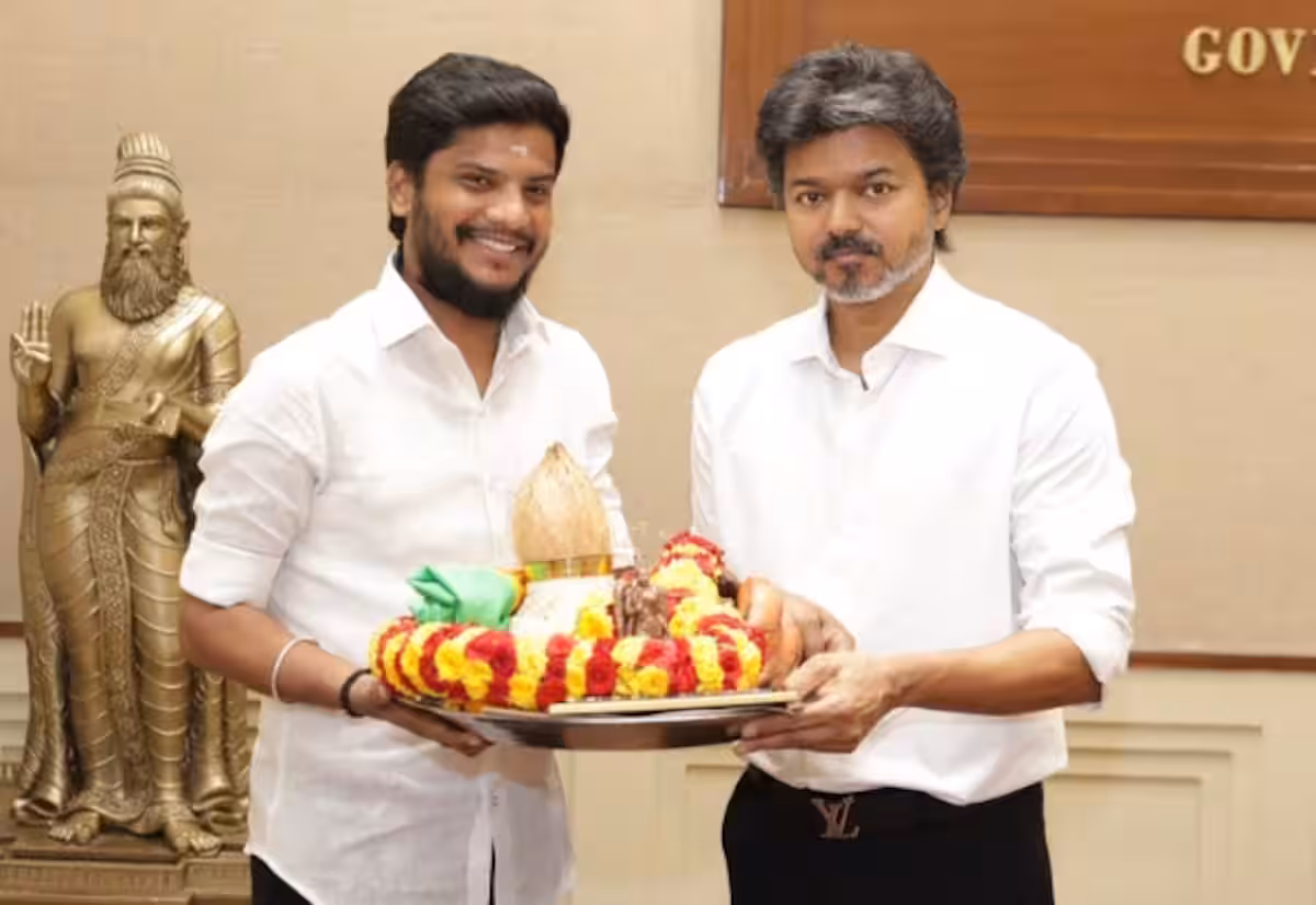 மீனாட்சி அம்மன் கோவில் கும்பாபிஷேகம் பிரசாதம்; முதல்வர் விஜய்க்கு வழங்கினார் அமைச்சர் ரமேஷ்