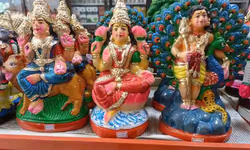 நவராத்திரி கொலுவிற்காக விதவிதமான பொம்மைகள்