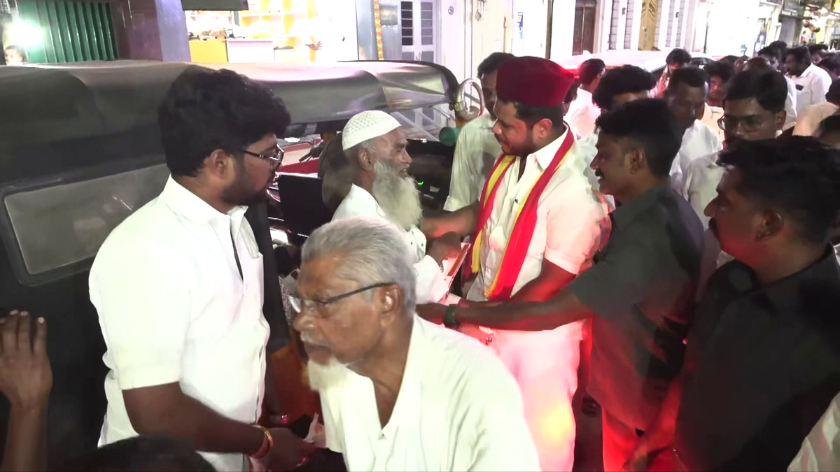 பொதுமக்களிடம் நோட்டீஸ் வழங்கி வாக்கு சேகரித்தார் அமைச்சர் பர்வேஸ்..!