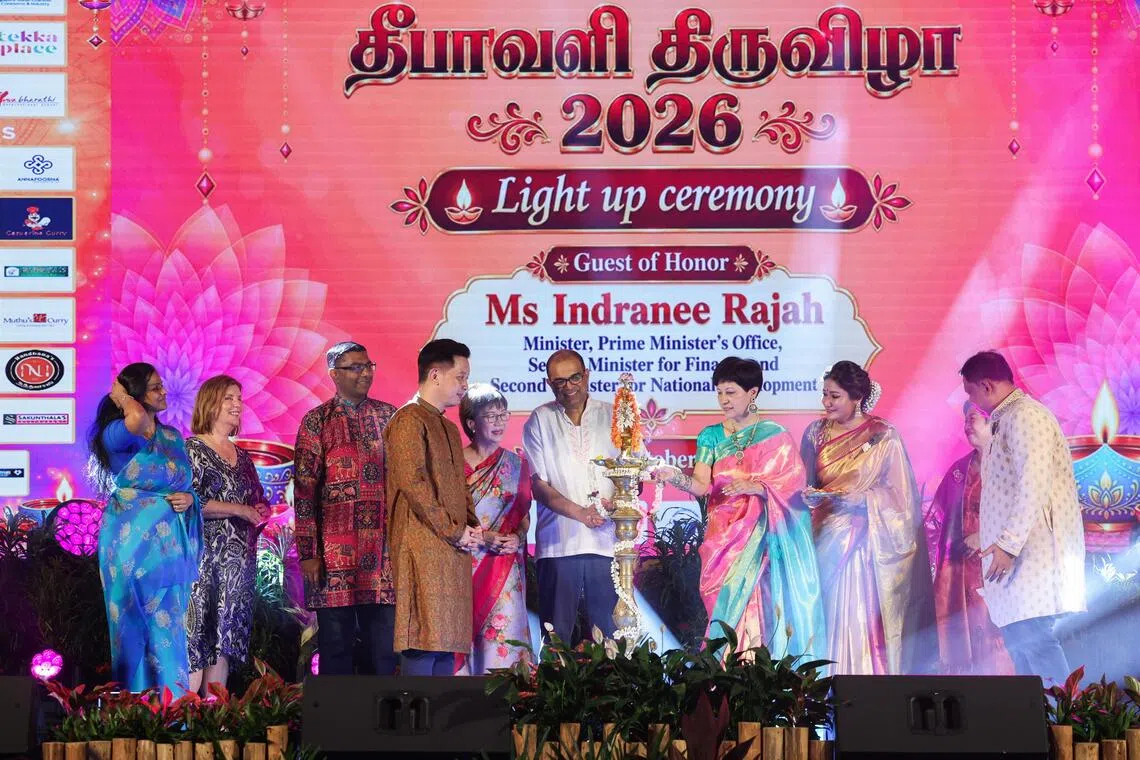 கோலாகலமாகத் தொடங்கிய தீபாவளிக் கொண்டாட்டங்கள்