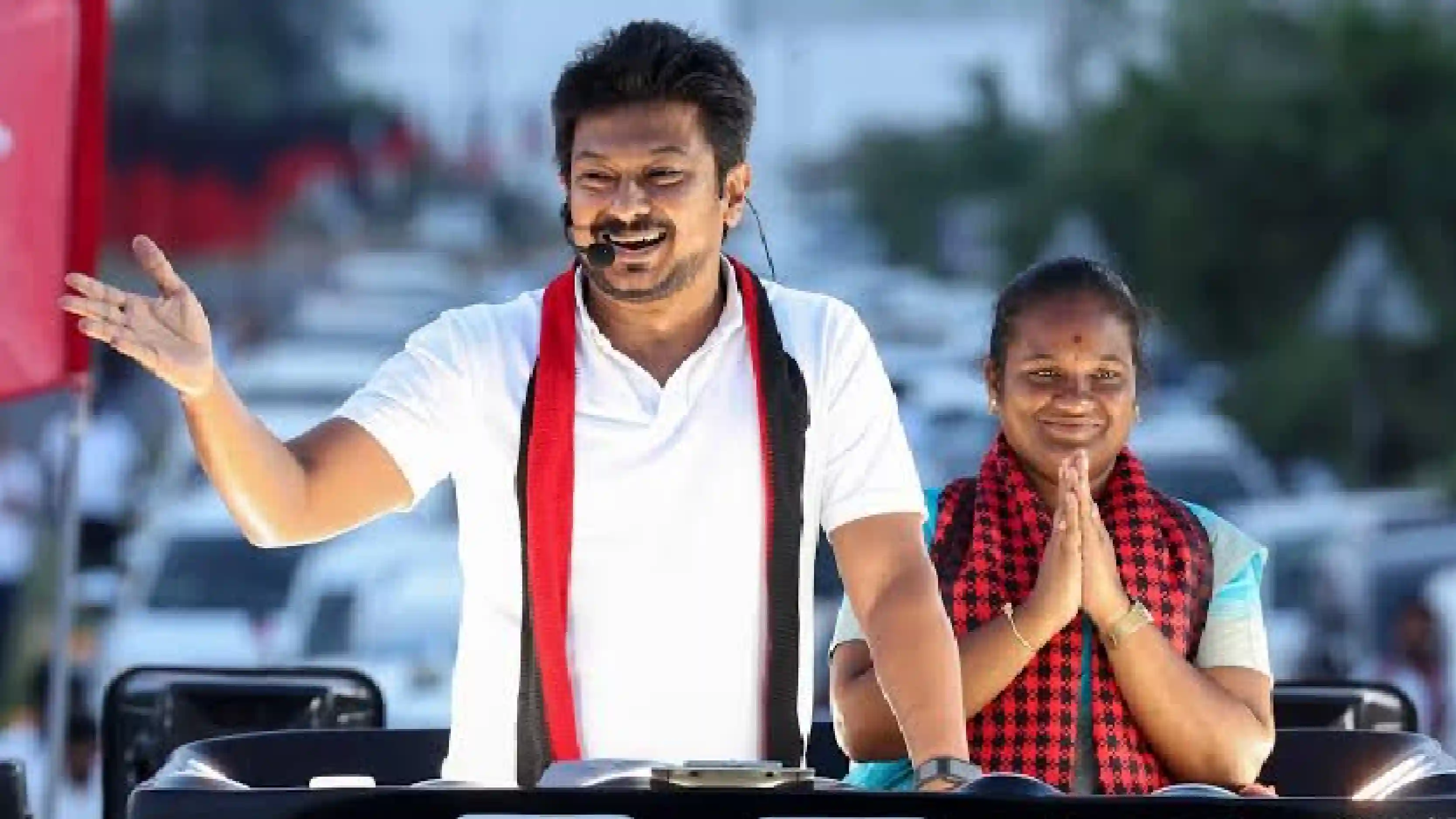 தாராபுரம் இடைத்தேர்தல் பரப்புரைக்கு சிறுவனை பயன்படுத்தியதாக குற்றச்சாட்டு