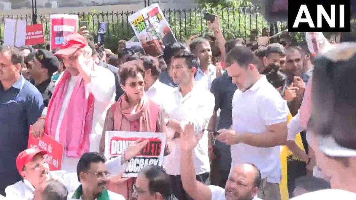 தலைமைத் தேர்தல் ஆணையருக்கு எதிராகக் களத்தில் இறங்கிய இந்தியா கூட்டணி எம்.பி.க்கள்!