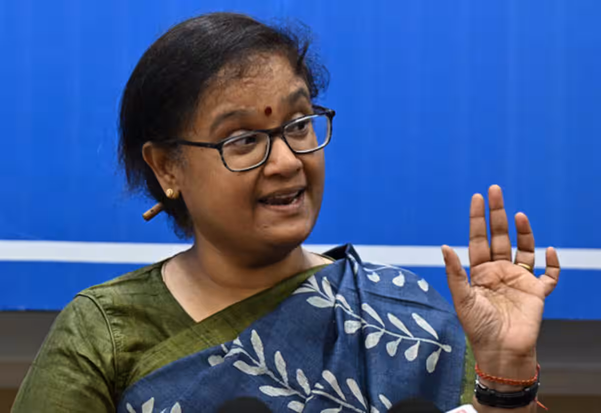 தமிழகத்தில் முதல்முறை வாக்காளர்களை சேர்க்க அக்.,10ல் சிறப்பு முகாம்