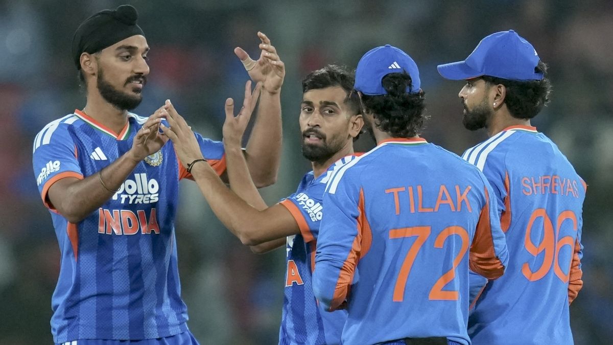 "ஃபுல் டாஸ் போட்டுட்டு பிட்ச் மேல பழி சொல்வதா?".. இந்திய பவுலர்களை கிழித்துத் தொங்கவிட்ட கவாஸ்கர்