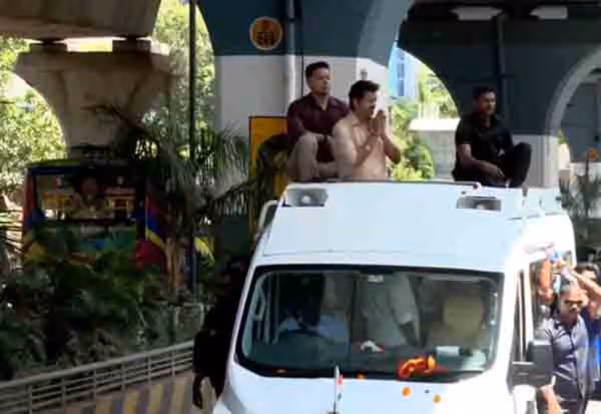 கோவை வந்த முதல்வர் விஜய் ரோடு ஷோ; வழிநெடுகிலும் திரண்டு தொண்டர்கள் வரவேற்பு