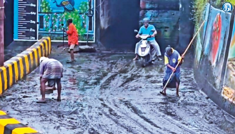 தாம்பரம் மாநகராட்சி சாலைகளில் மழைவெள்ளம்; பள்ளங்களில் சிக்கிய வாகனங்களால் நெரிசல்: சேறும் சகதியுமாக மாறிய சாலை