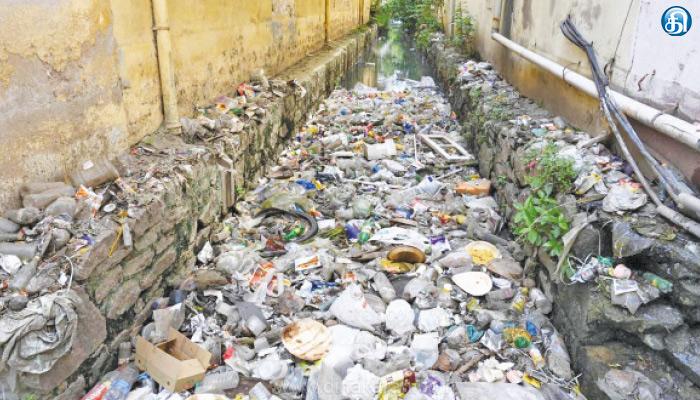 ஈரோடு: ஈரோடு மாநகராட்சி பகுதிகளில், பிளாஸ்டிக் பொருட்கள் பயன்பாடு அதிகரித்து வருவதால், சுகாதாரம் கேள்விக்குறியாகி உள்ளது. இதனால், த