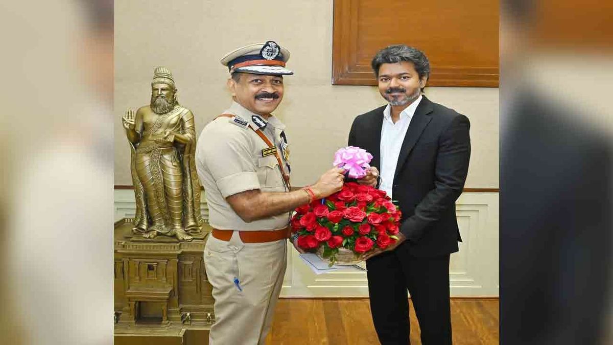 புதியதாகப் பொறுப்பேற்ற டி.ஜி.பி. மகேஷ் குமார் அகர்வால் முதல்வர் விஜய்யுடன் சந்திப்பு!