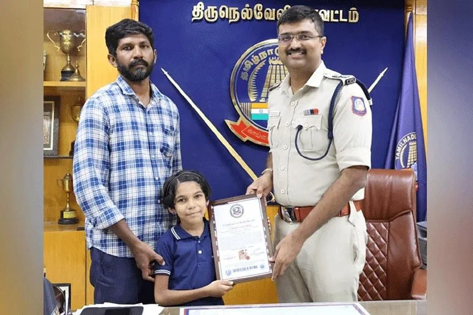 99 தமிழ் மலர்களின் பெயர்களை 31 விநாடிகளில் ஒப்புவித்து நெல்லை மாணவி உலகச் சாதனை
