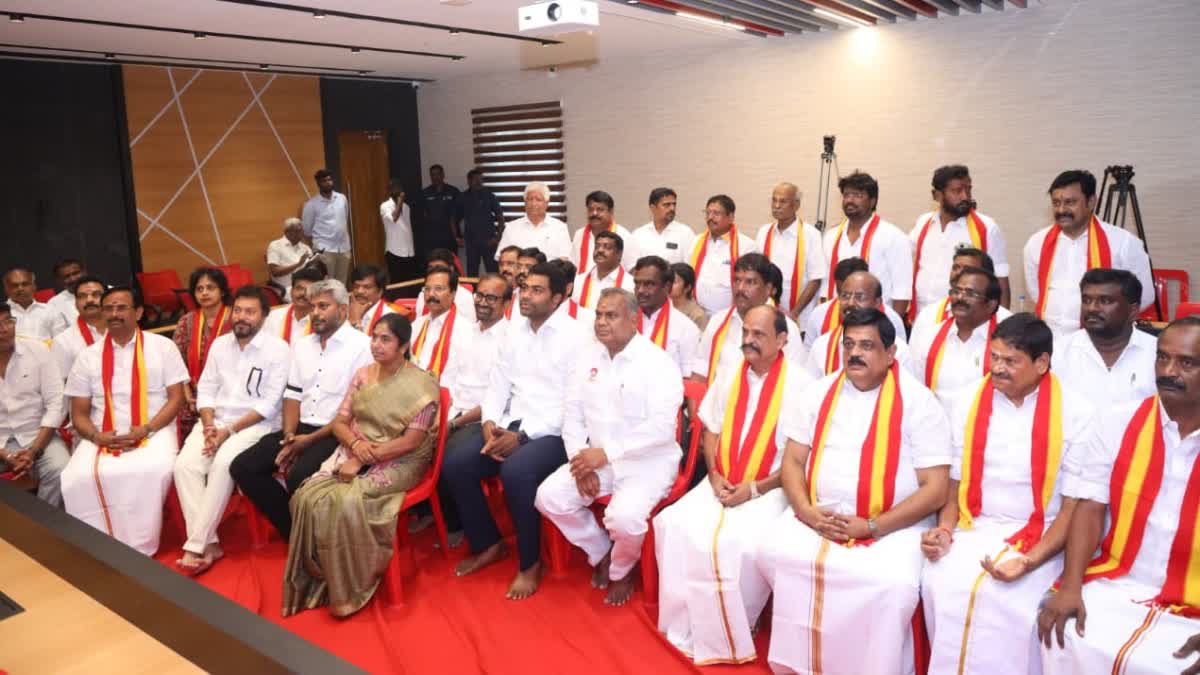 தவெகவில் இணைந்த 4 அதிமுக முன்னாள் அமைச்சர்கள்; 7 முன்னாள் எம்.எல்.ஏ.க்கள்