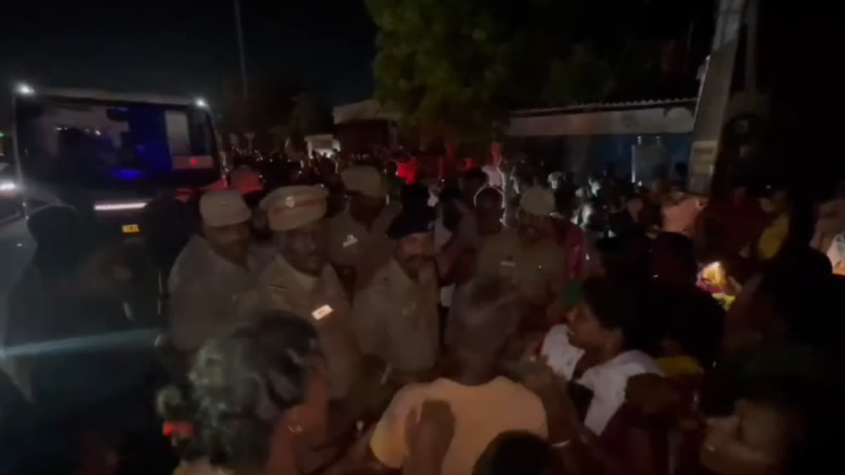இரவில் தொடரும் மின் தடை; ஈசிஆர் சாலையில் மறியலில் ஈடுபட்ட பொதுமக்களால் ஸ்தம்பித்த போக்குவரத்து