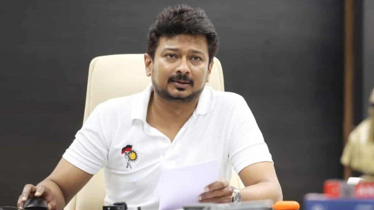 'டெல்லியில் முழுக்க முழுக்க ஸ்டிக்கர் ஒட்டிய சோபா மாடல்'