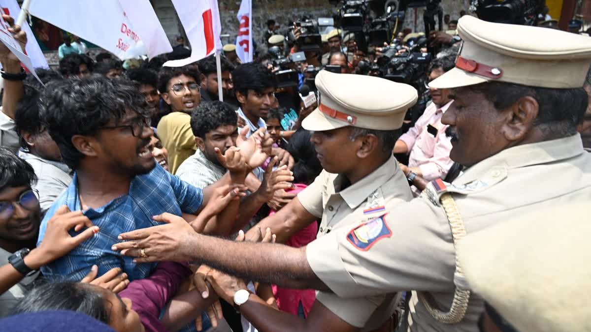 நீட் தேர்வு விவகாரம்: ஆளுநர் மாளிகையை முற்றுகையிட்ட இந்திய மாணவர்கள் சங்கத்தினர்
