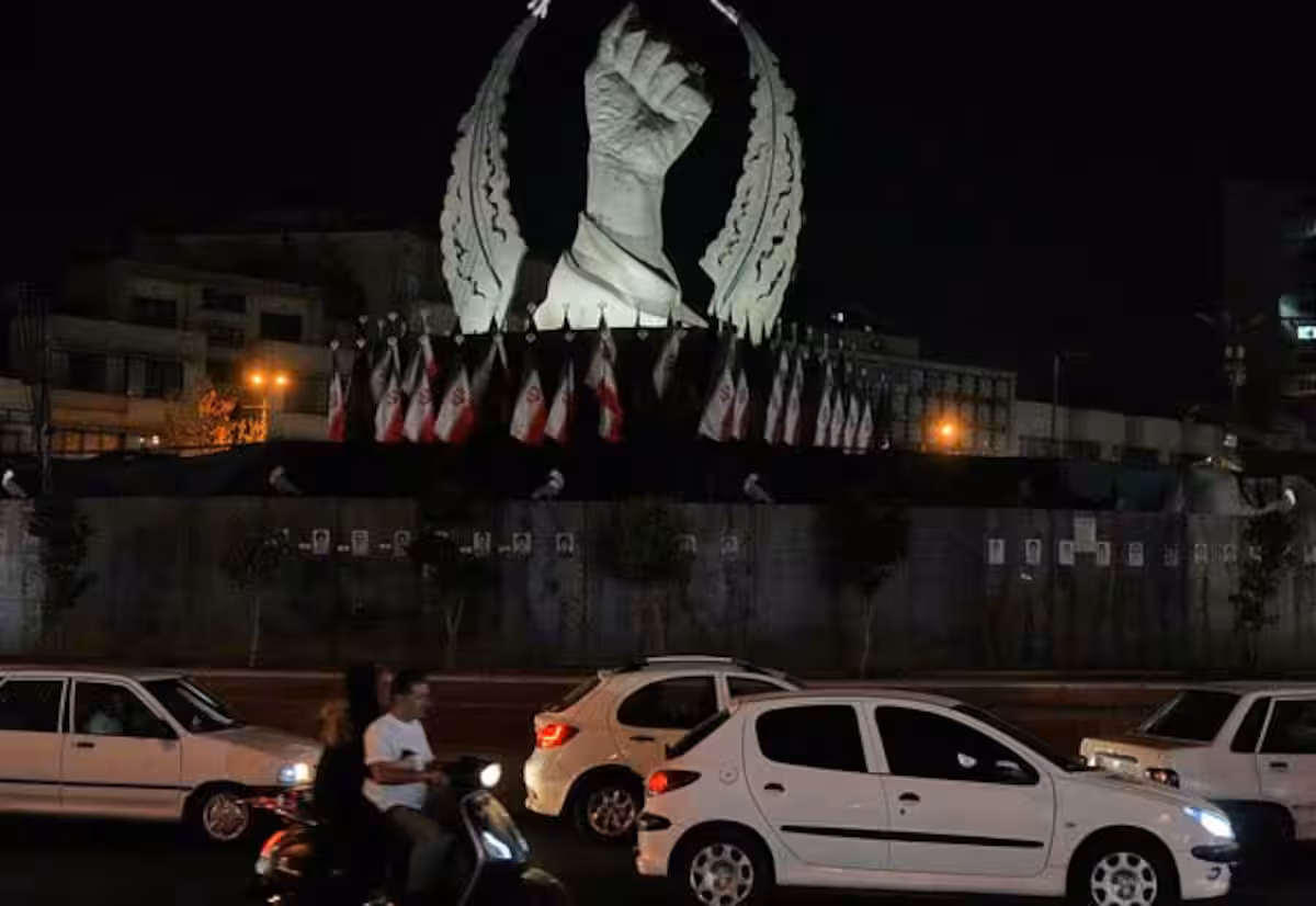 அமெரிக்கா ஈரான் மீது 10வது நாளாக தொடர்ந்து தாக்குதல்