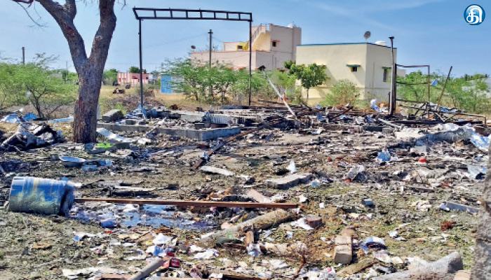 சிவகாசி: சிவகாசி அருகே சட்டவிரோதமாக பட்டாசு தயாரிக்கும் போது ஏற்பட்ட வெடி விபத்தில் 4 பேர் உடல் சிதறி உயிரிழந்தனர். விருதுநகர் மாவட்டம், ச