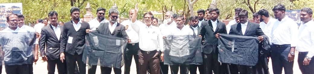 திருநெல்வேலி மாவட்ட நீதிமன்ற வழக்குரைஞர்கள் கருப்புக்கொடி காட்டி ஆர்ப்பாட்டம்