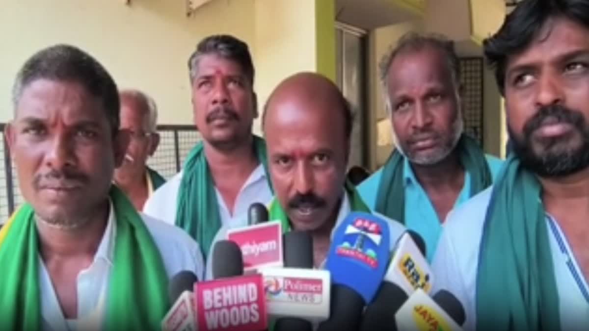 பயிர்க்கடனை தள்ளுபடி செய்க: தட்டில் உணவுகளுடன் வந்து விவசாயிகள் மனு