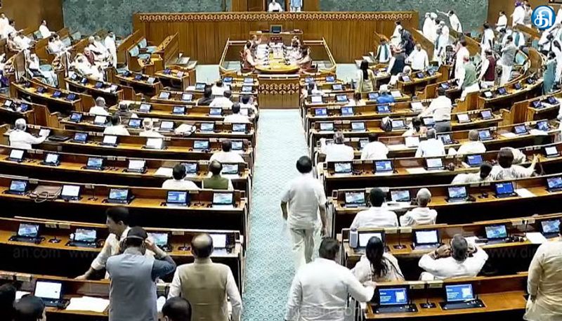 எதிர்க்கட்சிகளின் அமளியால் நாடாளுமன்றம் முடங்கியது