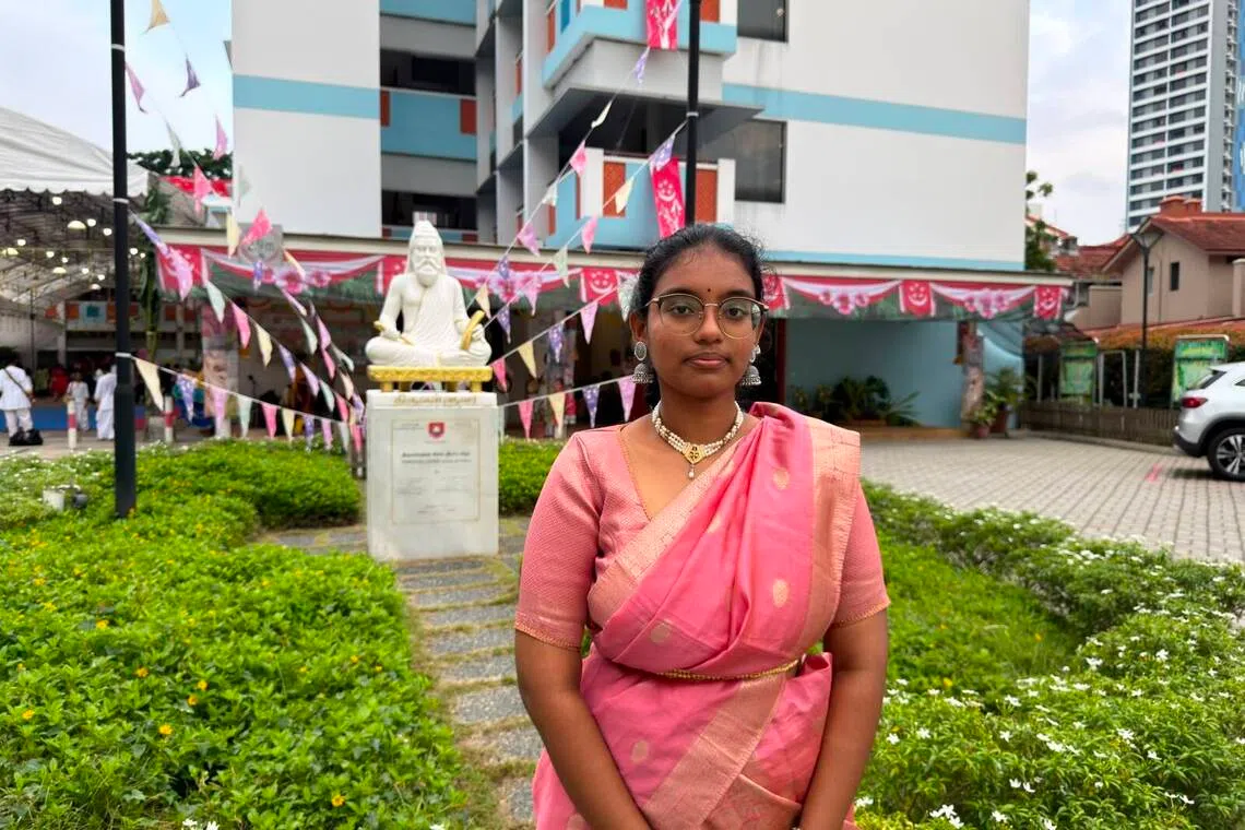 முருகானந்தம் புகழினி: தமிழ் ஆசிரியராக உயரிய விருது