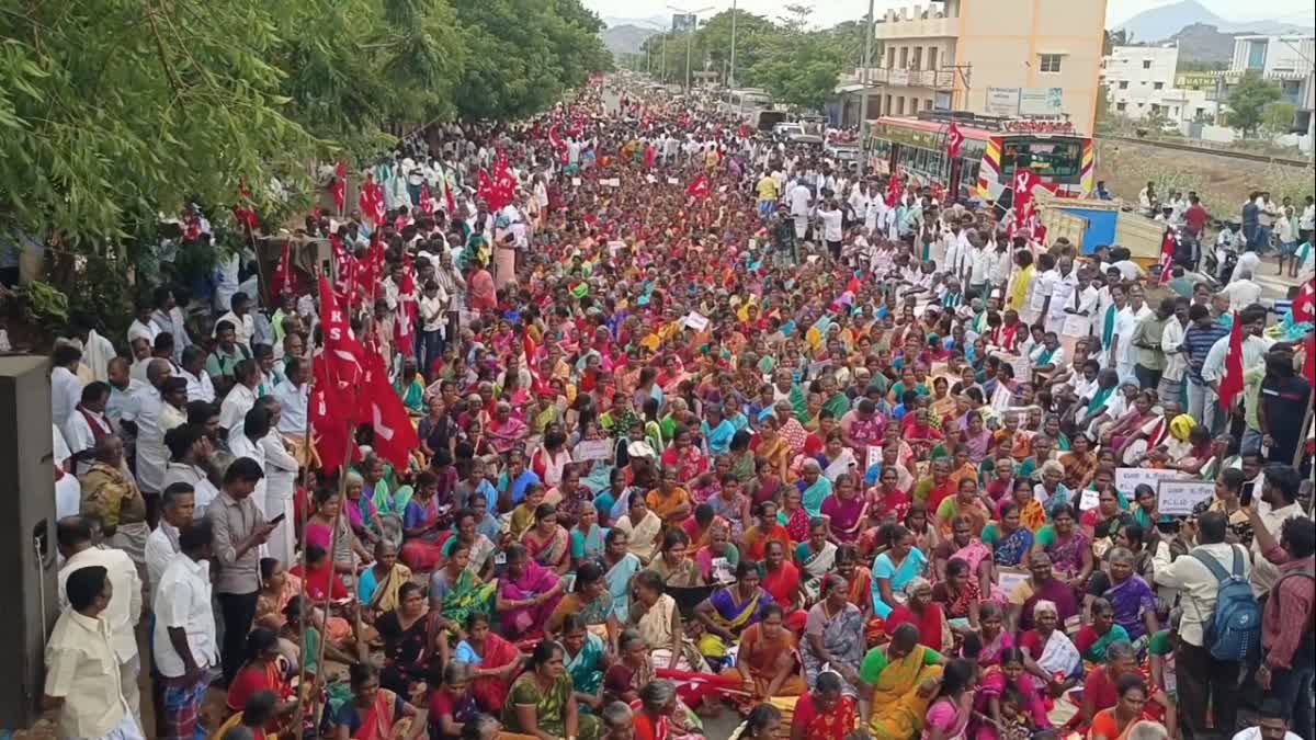 எங்களையே வெளியேற சொல்வதா? வனத்துறையைக் கண்டித்து தேனி மாவட்ட மலைவாழ் மக்கள் பெருந்திரள் ஆர்ப்பாட்டம்