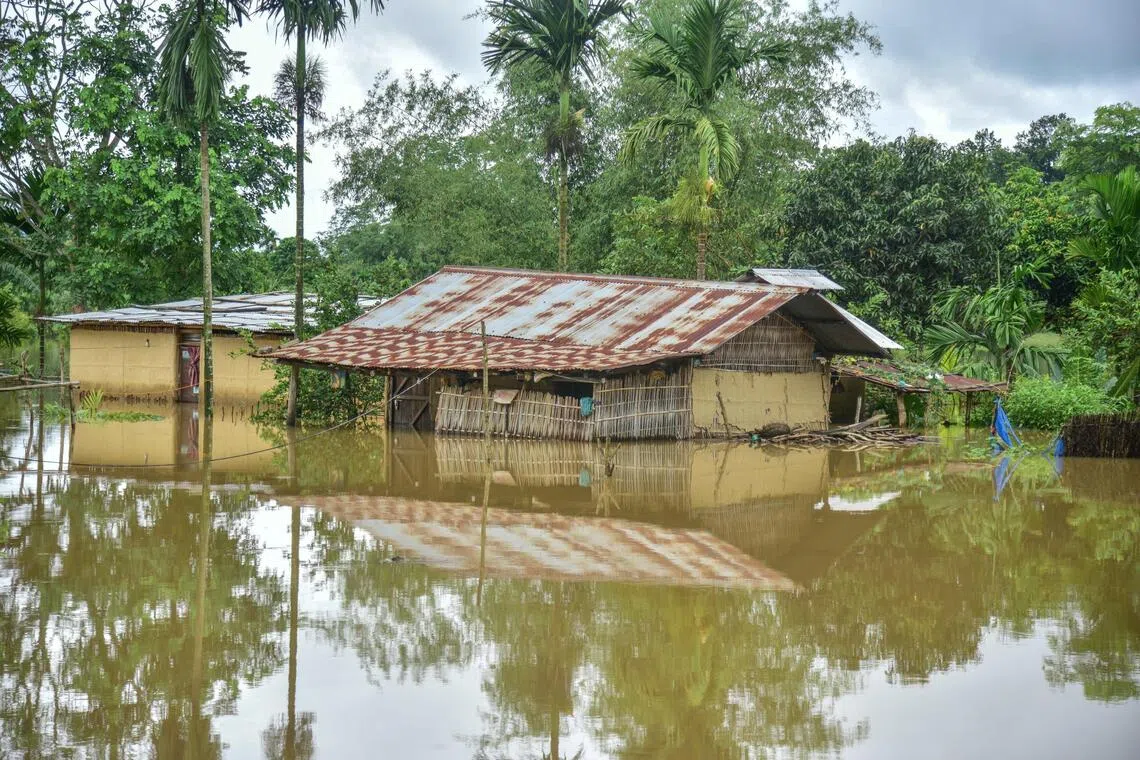 அசாமை மூழ்கடித்த அசுர வெள்ளம் 97 உயிர்களைப் பறித்தது