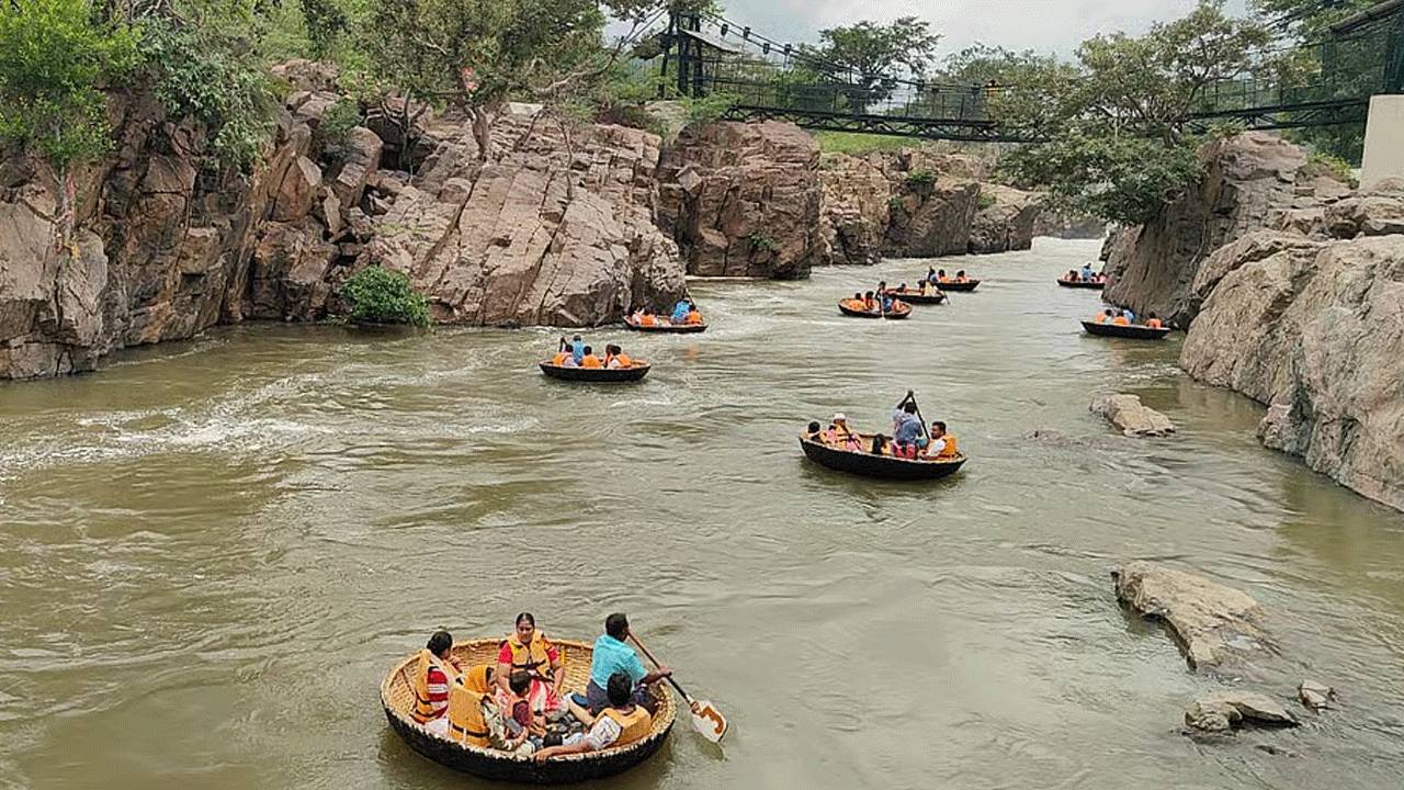 ஒகேனக்கல்லில் பரிசல் இயக்கவும், குளிக்கவும் விதிக்கப்பட்ட தடை நீக்கம்..!