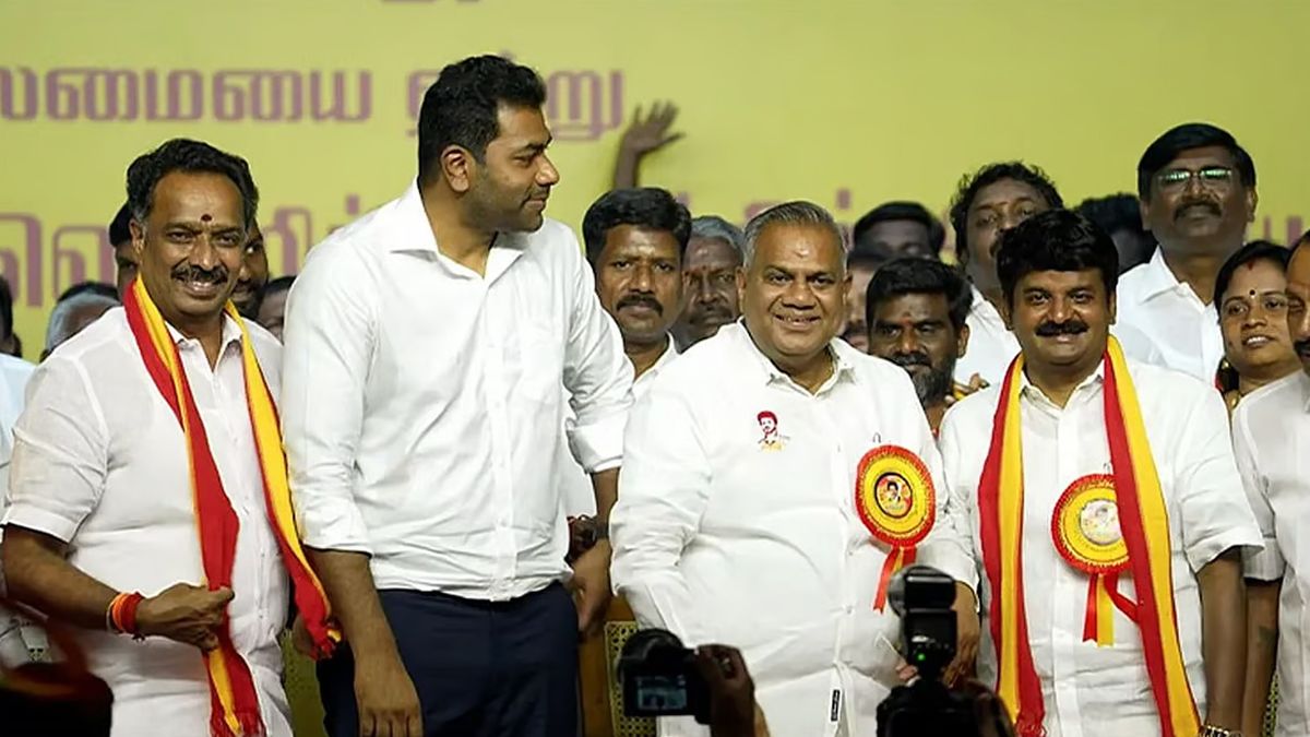 த.வெ.க.வில் 27 புதிய மாவட்டச் செயலாளர்கள் நியமனம்: அ.தி.மு.க.வில் இருந்து விலகியவர்களுக்கும் பதவி