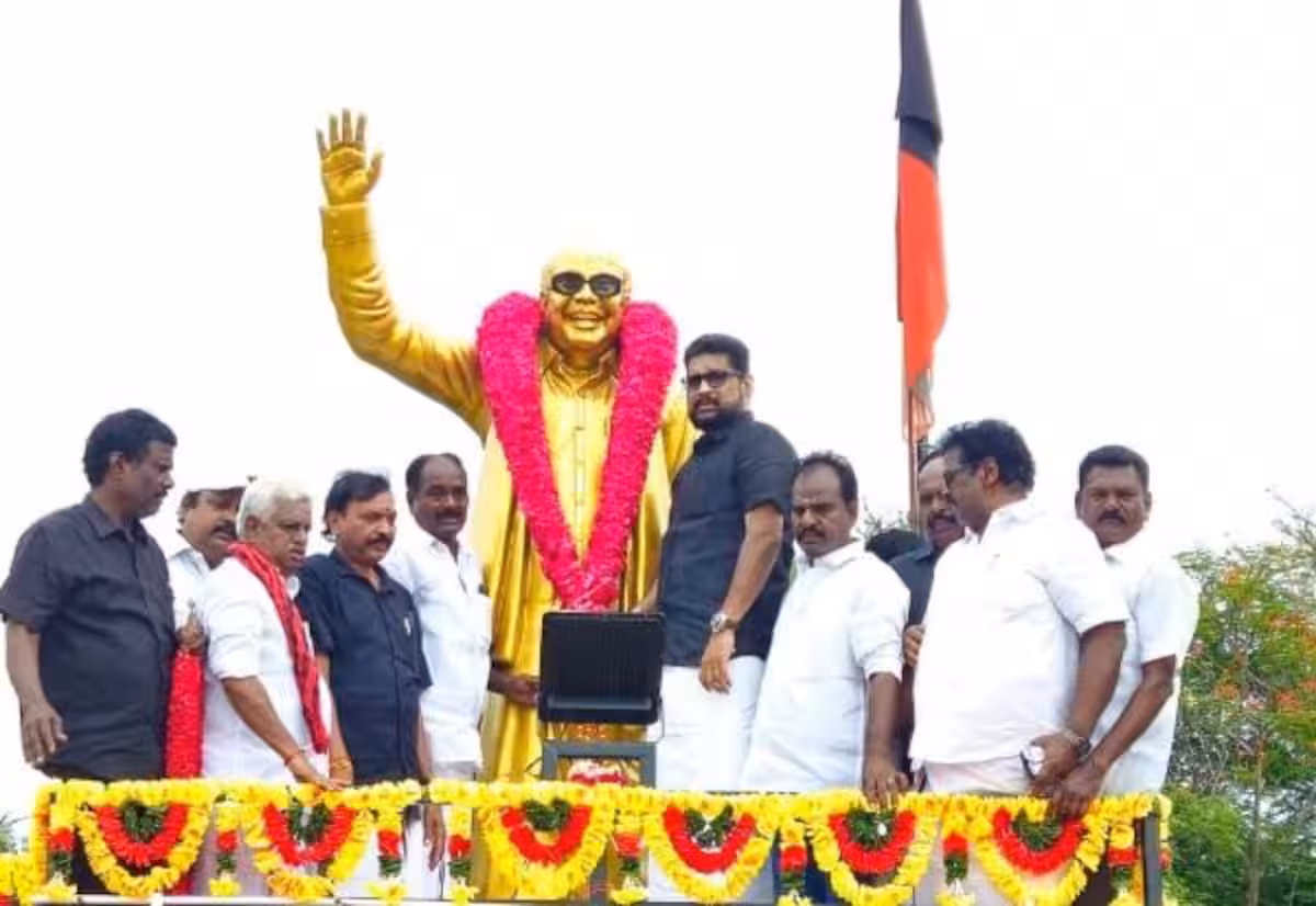  முன்னாள் முதல்வர் சிலைக்கு தி.மு.க.,வினர் மலர் அஞ்சலி