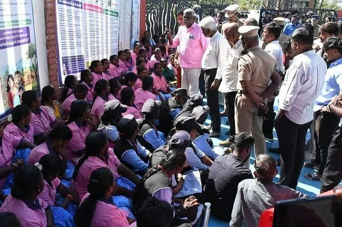 ஊதியம் இழுபறி: கோவை செம்மொழிப் பூங்கா ஊழியர்கள் திடீர் போராட்டம்