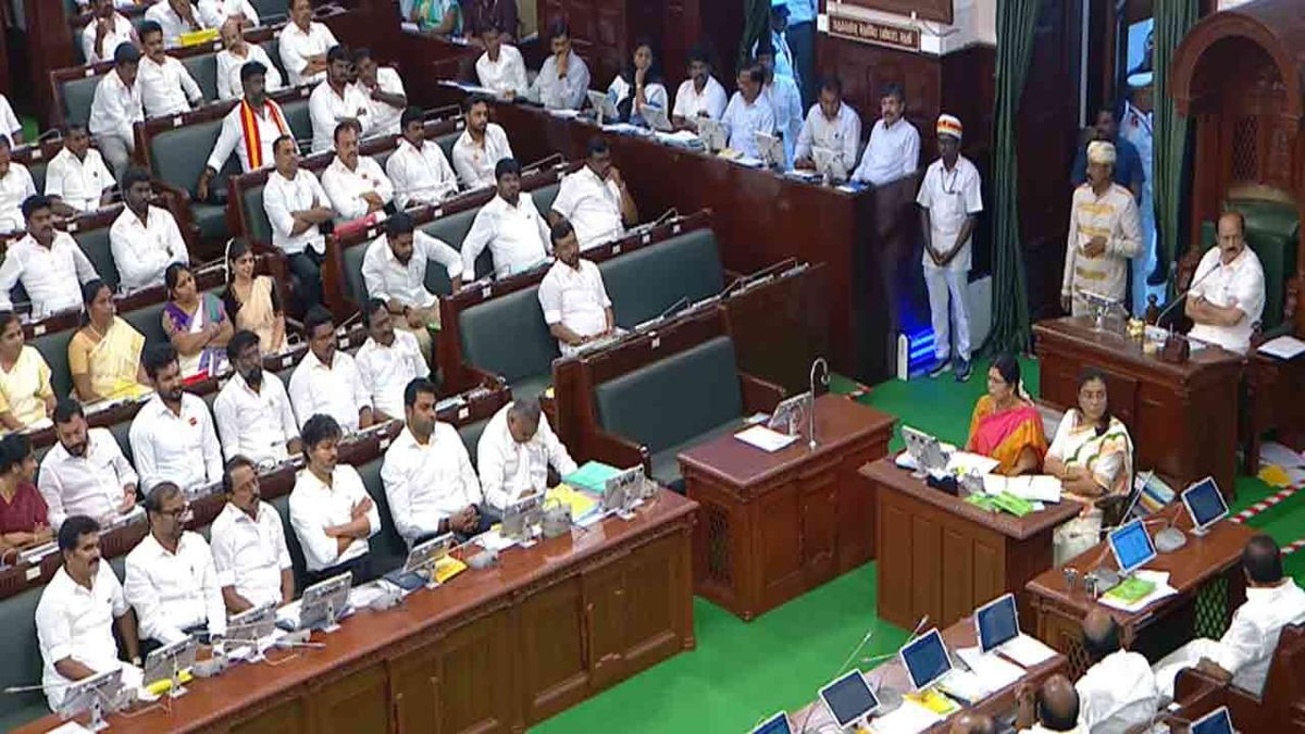 சட்டப்பேரவையில் சீட்டை மாற்றிய முதல்வர் விஜய்!