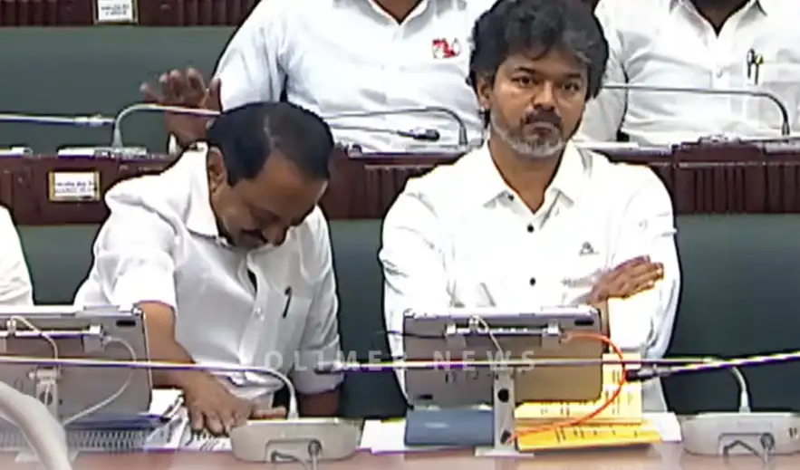 சட்டசபையில் விஜய் திடீரென இடம் மாறி அமர்ந்தது ஏன்?