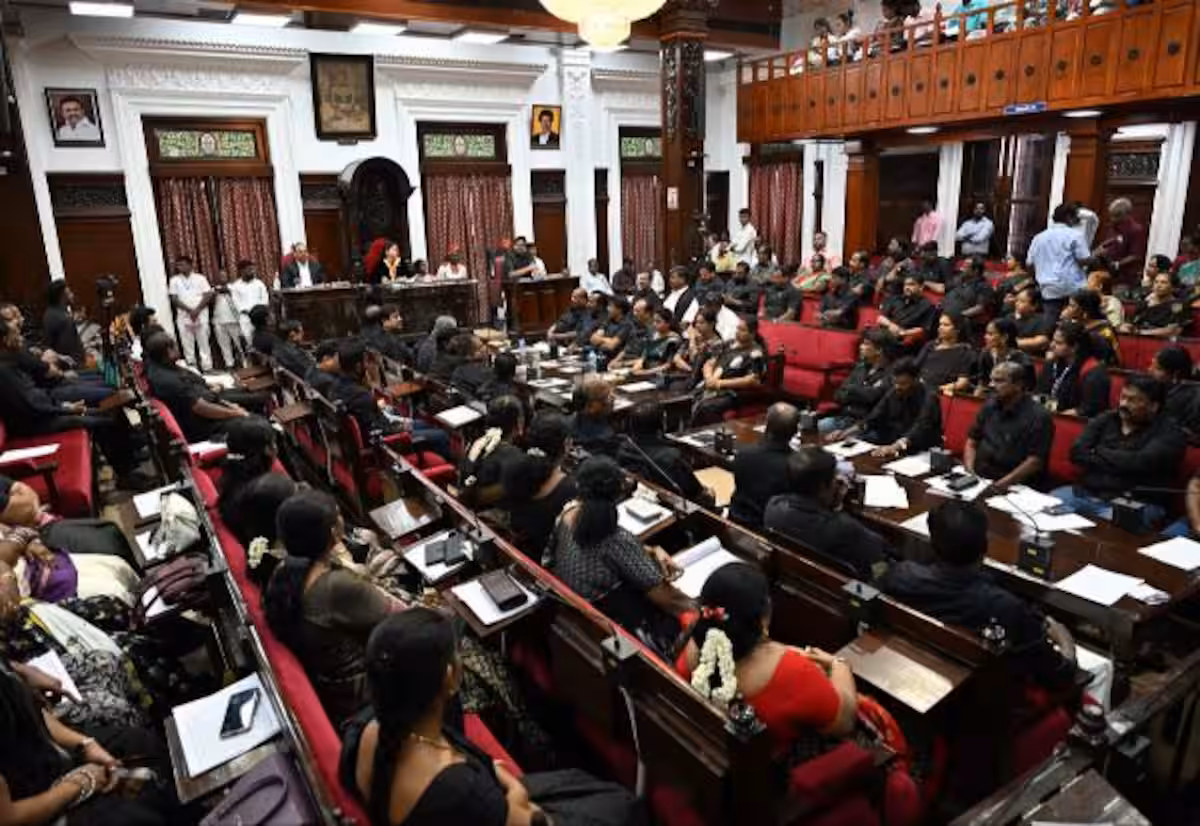 வார்டு மேம்பாட்டு நிதி கேட்டு கவன ஈர்ப்பு தீர்மானம் கருப்பு உடையில் வந்த தி.மு.க., மேயர், கவுன்சிலர்கள்