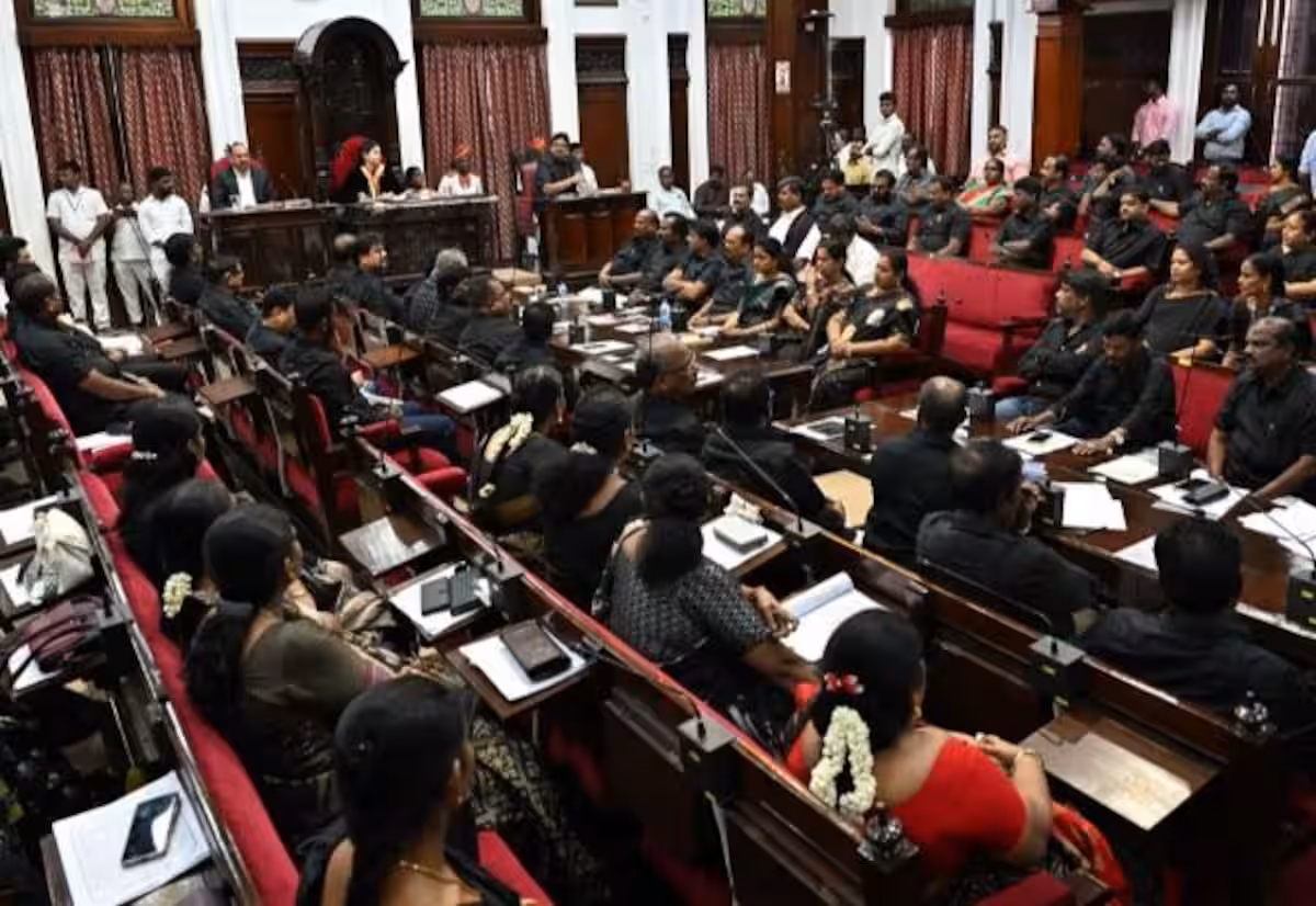 வார்டு மேம்பாட்டு நிதி கேட்டு வரிந்துகட்டிய கவுன்சிலர்கள்; மாநகராட்சி கூட்டத்திற்கு கருப்பு உடையில் வந்த மேயர்